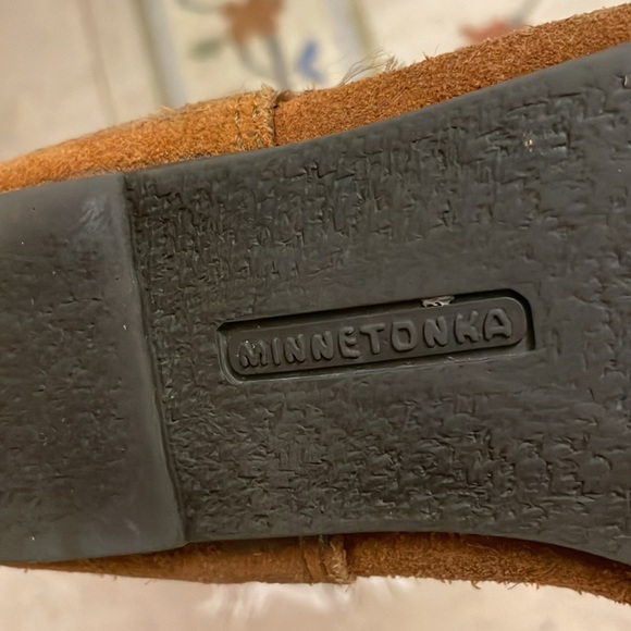 Brown Suede Minnetonka Fringe Boots (size 9 but they do have stretch to them) - Picture 4 of 6